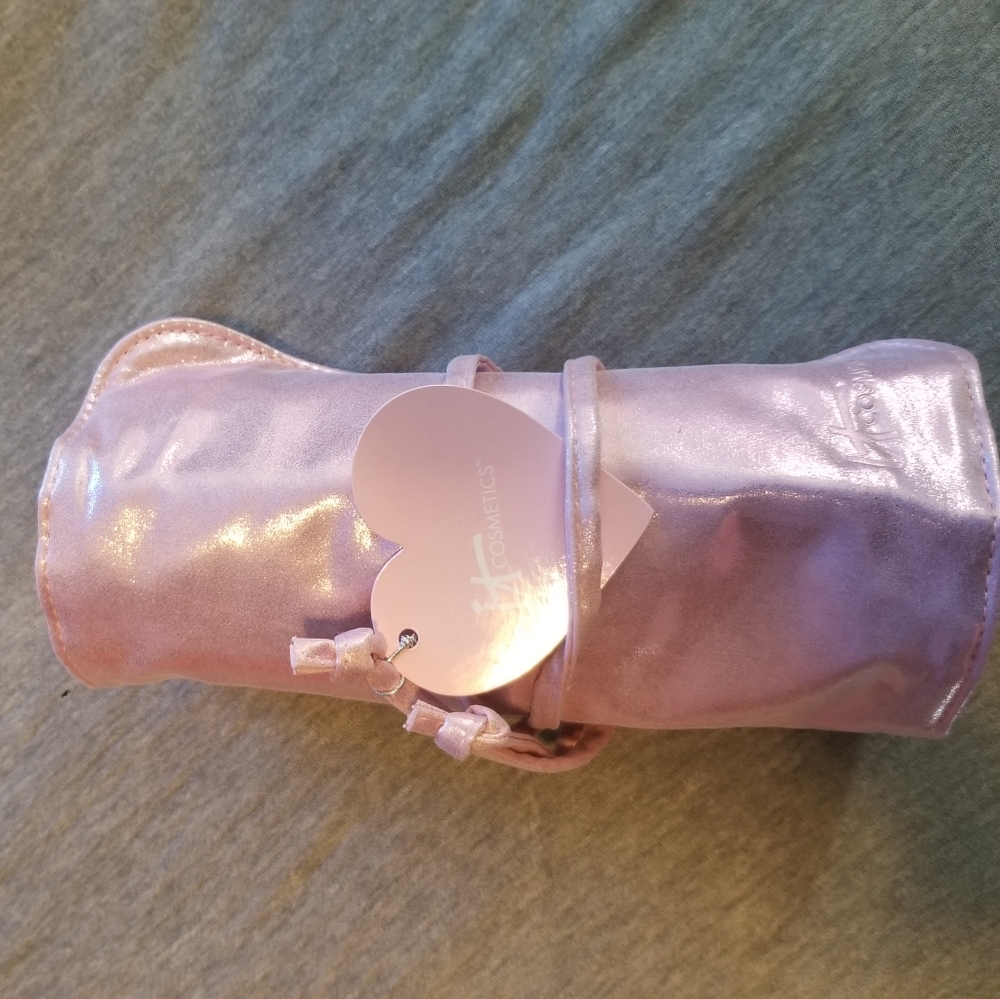 It Cosmetics travel bag wrap